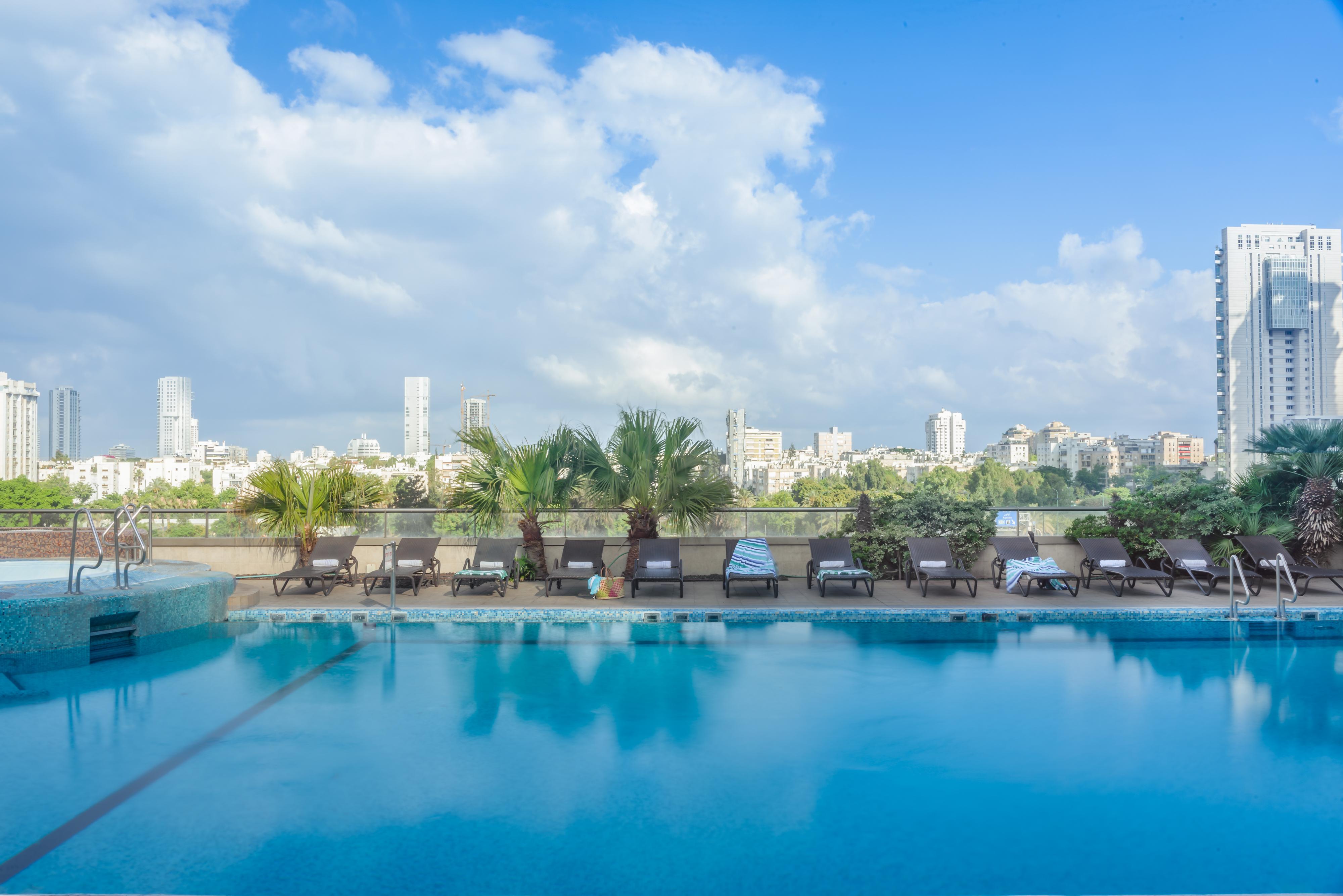 فندق ليوناردو سيتي تاور تل أبيب Giv'atayim المظهر الخارجي الصورة The swimming pool at the hotel