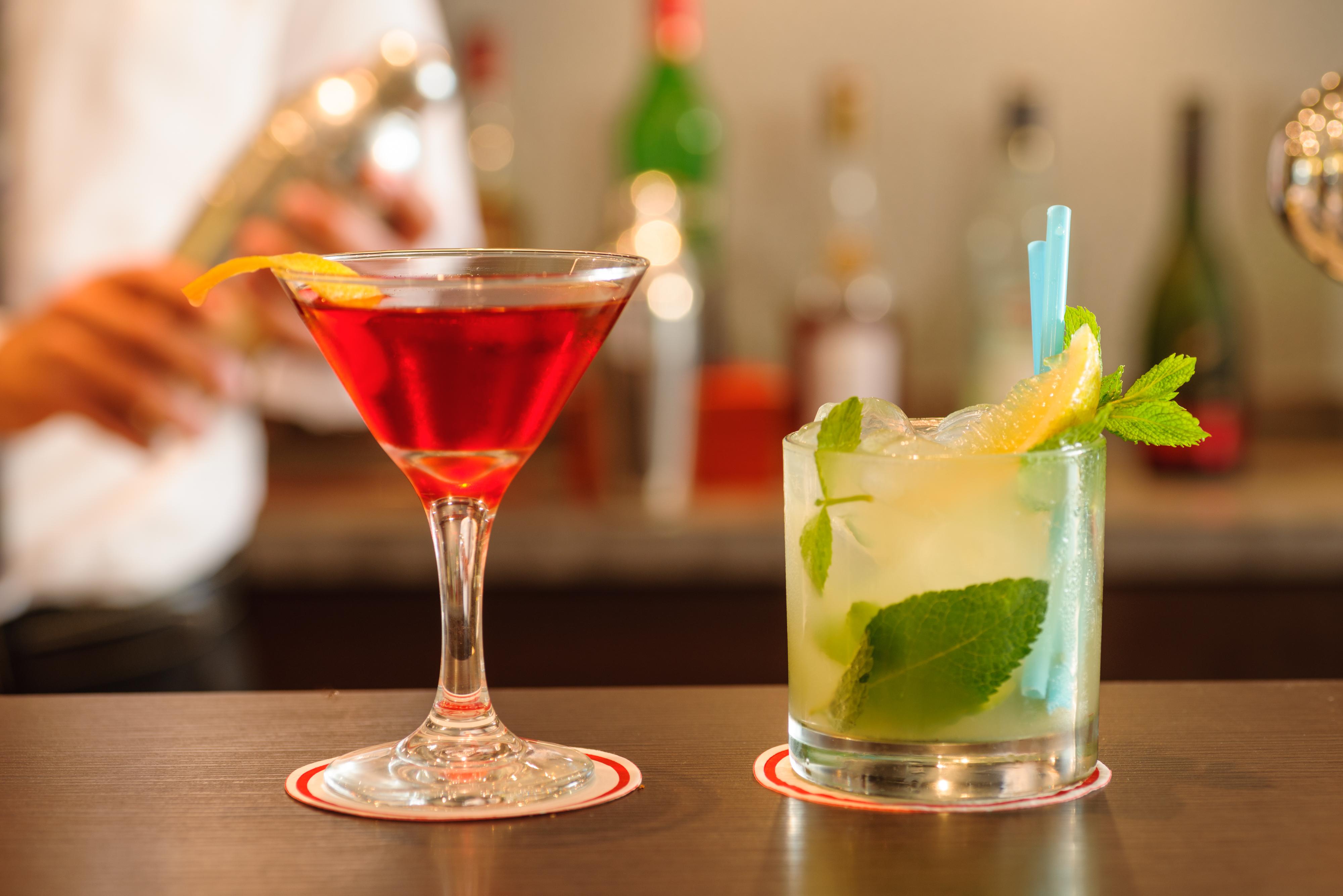 فندق ليوناردو سيتي تاور تل أبيب Giv'atayim المظهر الخارجي الصورة A cosmopolitan (left) and a mojito (right)