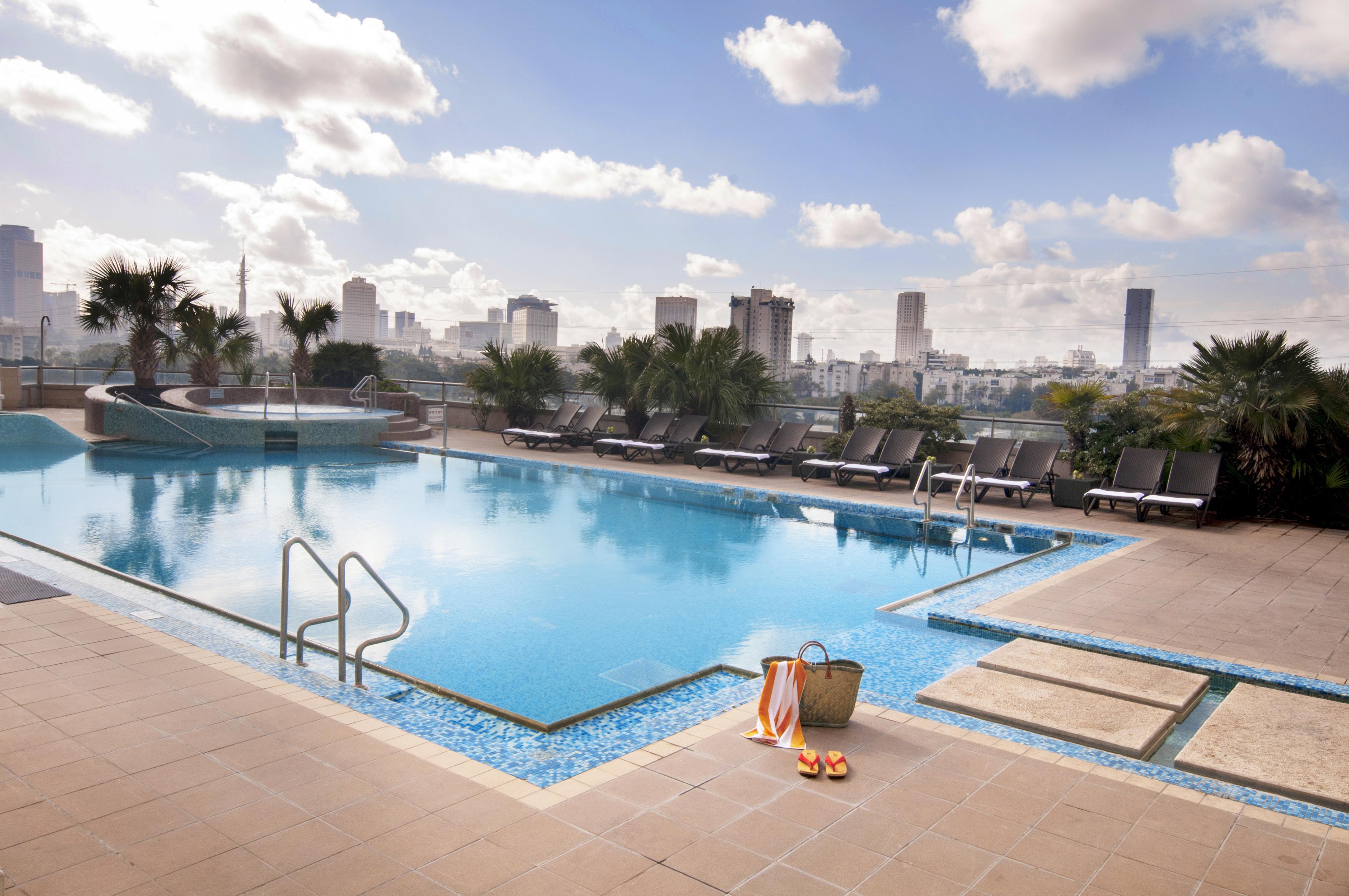 فندق ليوناردو سيتي تاور تل أبيب Giv'atayim المظهر الخارجي الصورة The swimming pool at the hotel