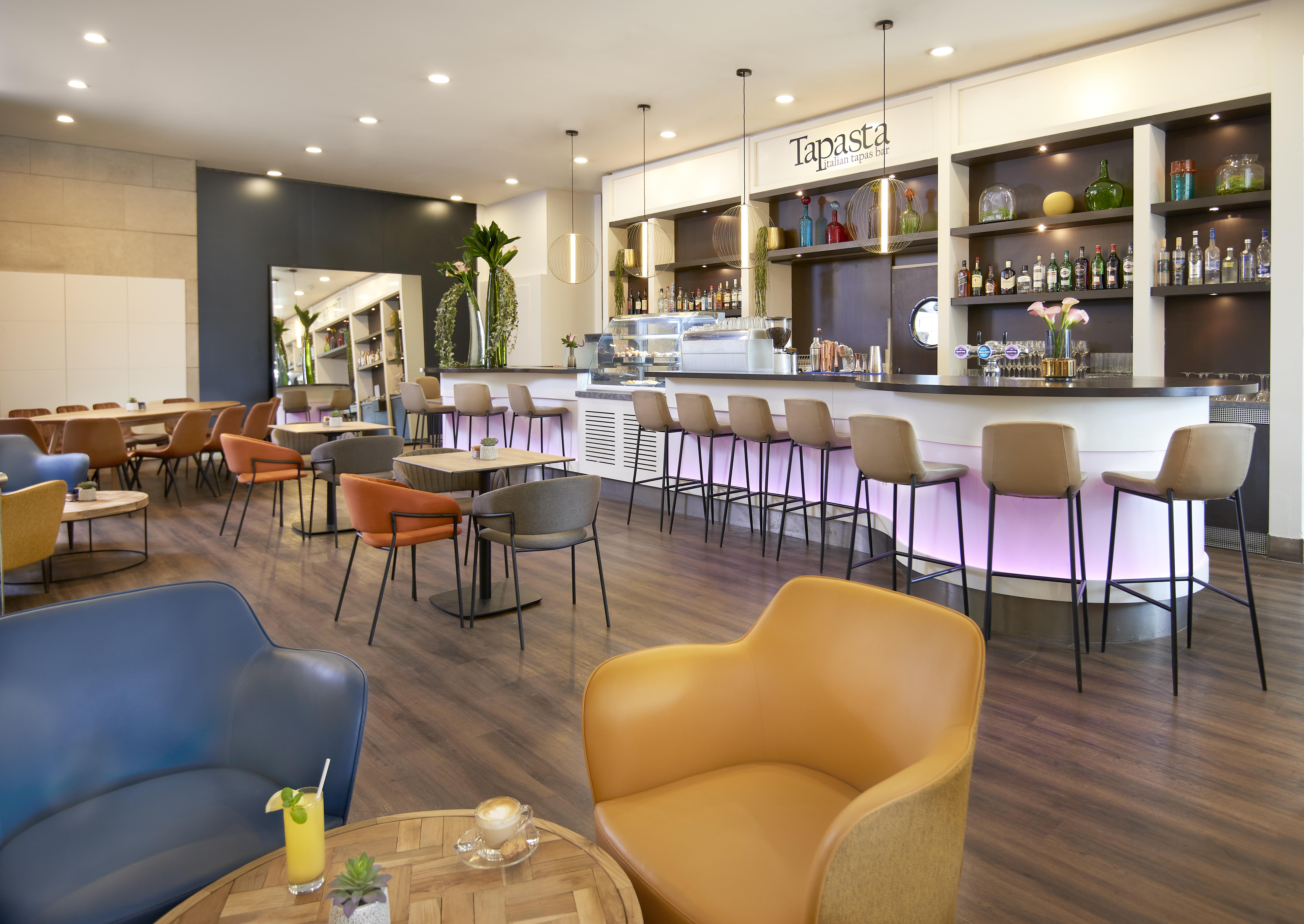 فندق ليوناردو سيتي تاور تل أبيب Giv'atayim المظهر الخارجي الصورة Tapas at the airport