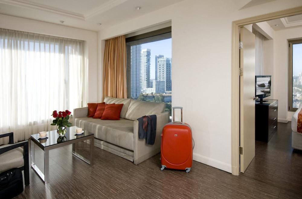 فندق ليوناردو سيتي تاور تل أبيب Giv'atayim المظهر الخارجي الصورة A living room in a serviced apartment in Shanghai, China