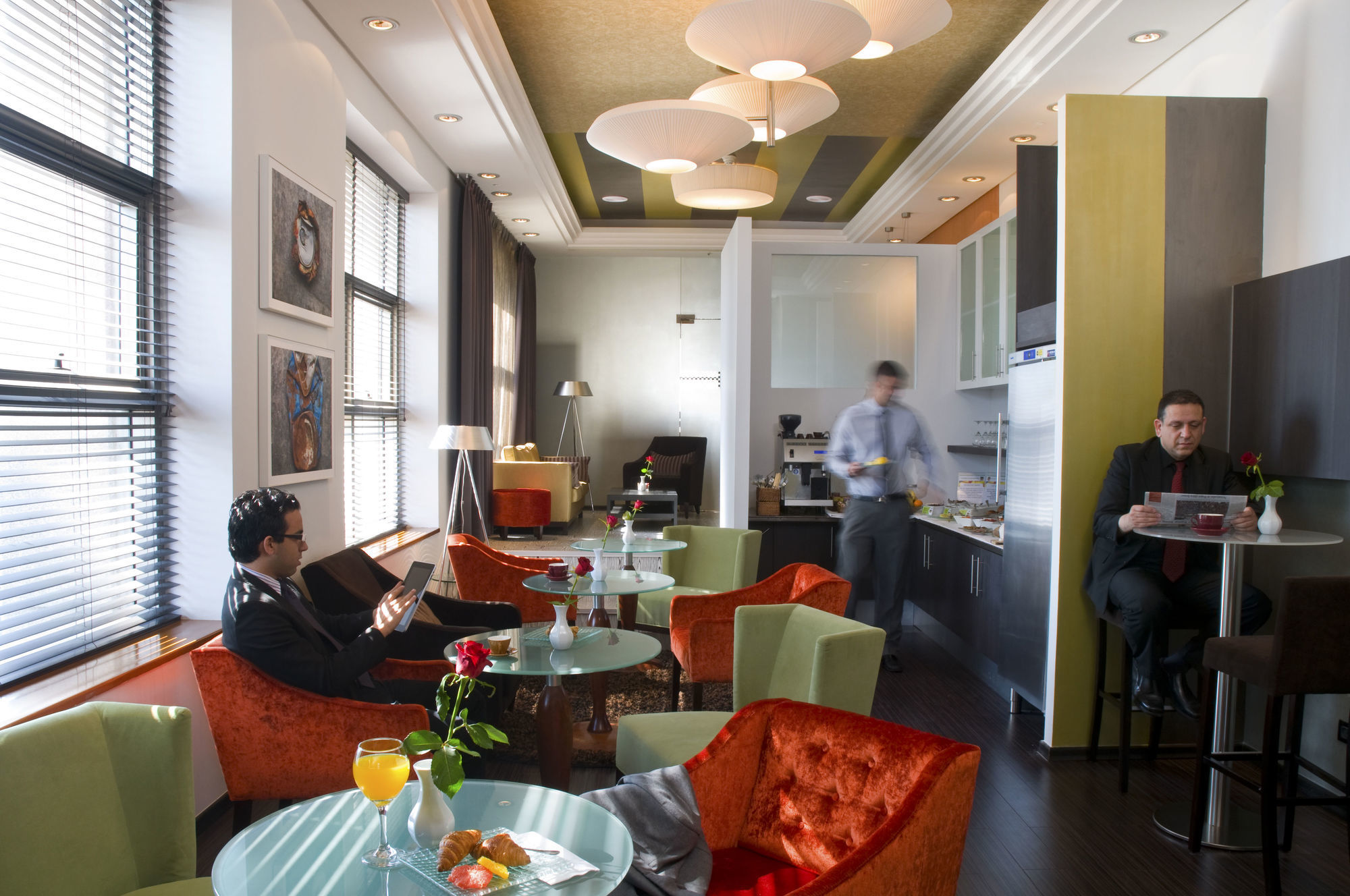 فندق ليوناردو سيتي تاور تل أبيب Giv'atayim المظهر الخارجي الصورة The lounge at the airport