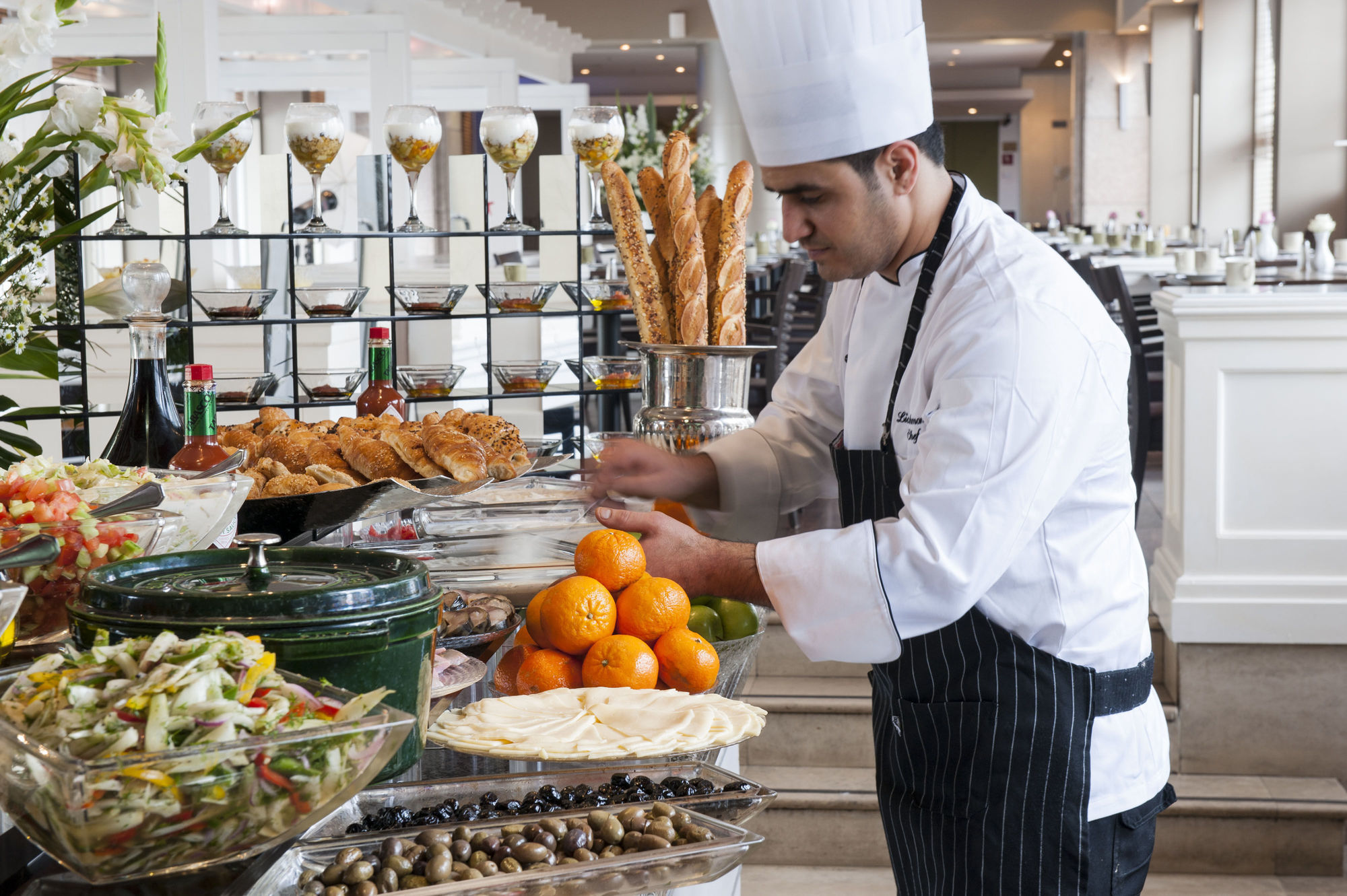 فندق ليوناردو سيتي تاور تل أبيب Giv'atayim المظهر الخارجي الصورة A chef at work