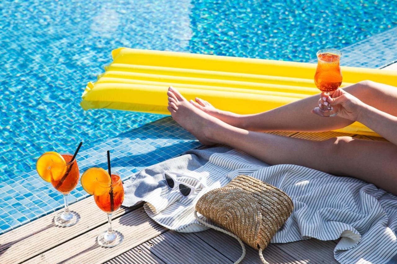 فندق ليوناردو سيتي تاور تل أبيب Giv'atayim المظهر الخارجي الصورة A woman relaxing by a pool